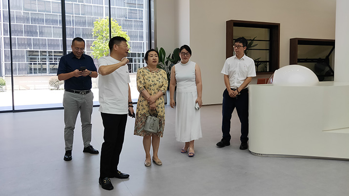 中國(guó)建筑裝飾協(xié)會(huì)材料應(yīng)用分會(huì)秘書長(zhǎng)梁宏瑀蒞臨歐大師參觀考察